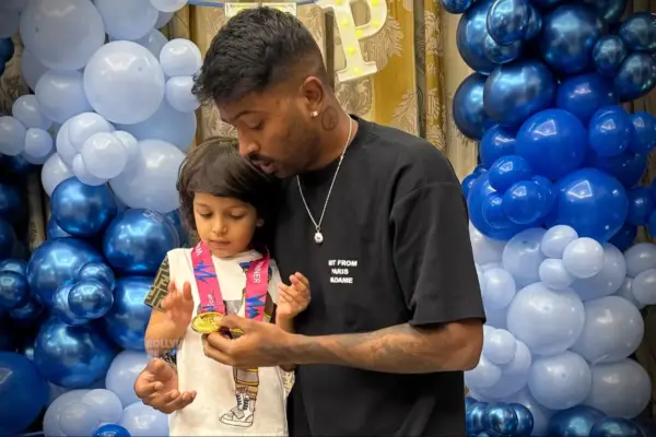 Hardik Pandya से नहीं मिलने आयी उनकी बीवी नताशा, बेटे से मिलकर हुए इमोशनल Hardik Pandya